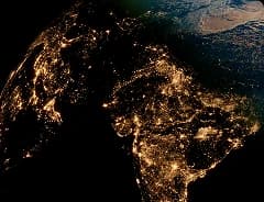 Terra à noite vista do espaço com luzes urbanas